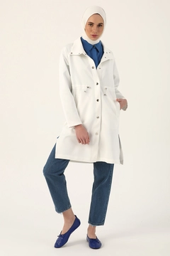Een kledingmodel uit de groothandel draagt 9428 - Modest Scuba Coat - Ecru, Turkse groothandel Jas van Allday