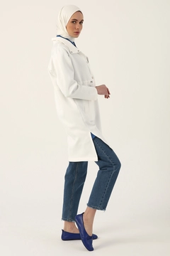 Bir model, Allday toptan giyim markasının 9428 - Modest Scuba Coat - Ecru toptan Kaban ürününü sergiliyor.