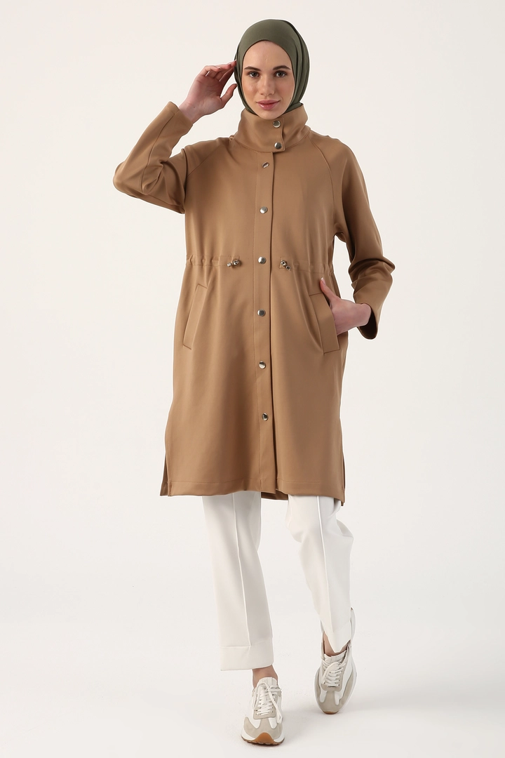 Bir model, Allday toptan giyim markasının 9429 - Modest Scuba Coat - Beige toptan Kaban ürününü sergiliyor.
