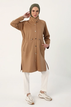 Una modelo de ropa al por mayor lleva 9429 - Modest Scuba Coat - Beige, Abrigo turco al por mayor de Allday
