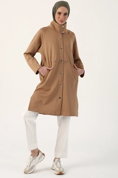 Een kledingmodel uit de groothandel draagt 9429 - Modest Scuba Coat - Beige, Turkse groothandel Jas van Allday