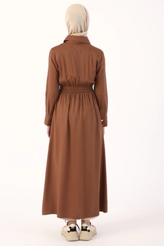 Een kledingmodel uit de groothandel draagt 9576 - Modest Abaya - Brown, Turkse groothandel Abaya van Allday