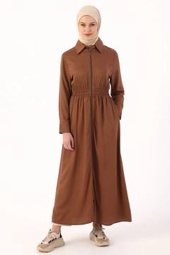 Ένα μοντέλο χονδρικής πώλησης ρούχων φοράει 9576 - Modest Abaya - Brown, τούρκικο Αμπάγια χονδρικής πώλησης από Allday