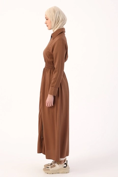 Bir model, Allday toptan giyim markasının 9576 - Modest Abaya - Brown toptan Ferace ürününü sergiliyor.