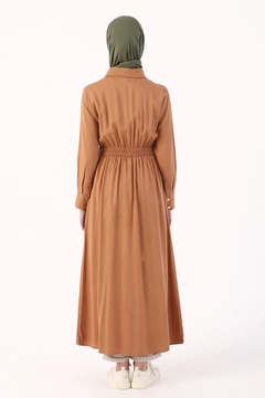 Ένα μοντέλο χονδρικής πώλησης ρούχων φοράει 9579 - Modest Abaya - Buff, τούρκικο Αμπάγια χονδρικής πώλησης από Allday