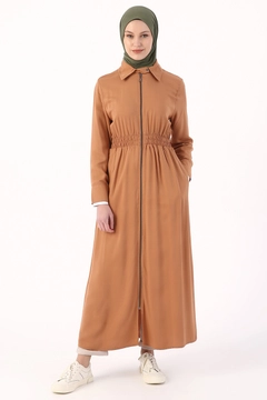 Ein Bekleidungsmodell aus dem Großhandel trägt 9579 - Modest Abaya - Buff, türkischer Großhandel Abaya von Allday