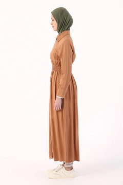 Una modella di abbigliamento all'ingrosso indossa 9579 - Modest Abaya - Buff, vendita all'ingrosso turca di Abaya di Allday