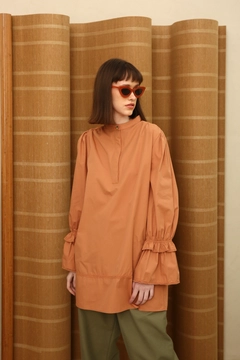Bir model, Allday toptan giyim markasının 9589 - Modest Tunic - Cinnamon toptan Tunik ürününü sergiliyor.