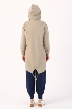 Een kledingmodel uit de groothandel draagt 9596 - Modest Coat - Beige, Turkse groothandel Jas van Allday