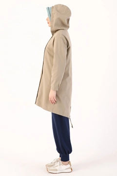 Ein Bekleidungsmodell aus dem Großhandel trägt 9596 - Modest Coat - Beige, türkischer Großhandel Mantel von Allday
