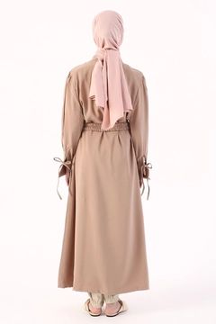 Una modelo de ropa al por mayor lleva 9501 - Modest Abaya - Camel, Abaya turco al por mayor de Allday