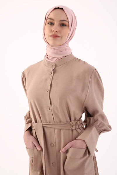 A model wears 9501 - Modest Abaya - Camel, wholesale Abaya of Allday to display at Lonca