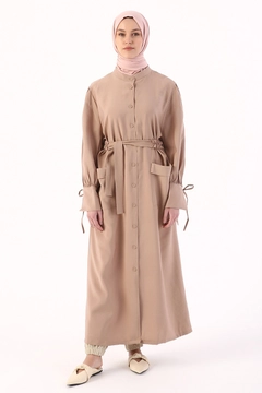 Ein Bekleidungsmodell aus dem Großhandel trägt 9501 - Modest Abaya - Camel, türkischer Großhandel Abaya von Allday