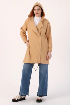 Una modelo de ropa al por mayor lleva 9600 - Modest Coat - Biscuit, Abrigo turco al por mayor de Allday