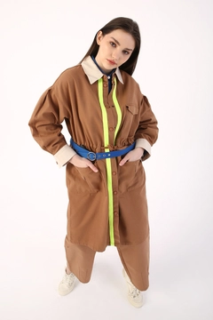 Bir model, Allday toptan giyim markasının 9621 - Modest Trenchcoat - Earth Color toptan Trençkot ürününü sergiliyor.