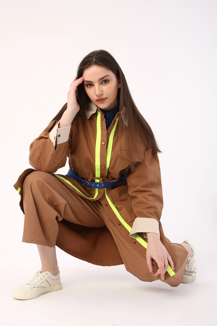 Een kledingmodel uit de groothandel draagt 9621 - Modest Trenchcoat - Earth Color, Turkse groothandel Trenchcoat van Allday