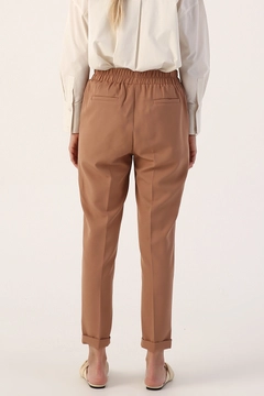 Una modella di abbigliamento all'ingrosso indossa 13376 - Pants - Earth Color, vendita all'ingrosso turca di Pantaloni di Allday