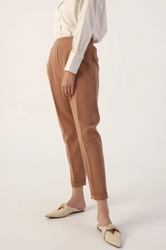 Ein Bekleidungsmodell aus dem Großhandel trägt 13376 - Pants - Earth Color, türkischer Großhandel Hose von Allday