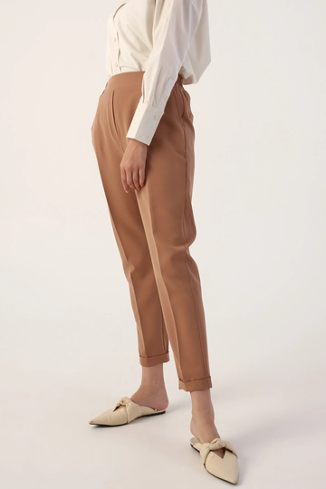 Bir model, Allday toptan giyim markasının  Pantolon - Toprak Rengi
 toptan Pantolon ürününü sergiliyor.
