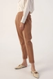 Una modella di abbigliamento all'ingrosso indossa 13376-pants-earth-color, vendita all'ingrosso turca di  di 