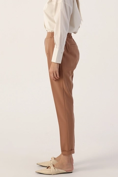 Ein Bekleidungsmodell aus dem Großhandel trägt 13376 - Pants - Earth Color, türkischer Großhandel Hose von Allday