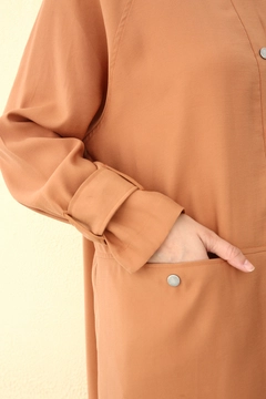 Bir model, Allday toptan giyim markasının 13330 - Abaya - Camel toptan Ferace ürününü sergiliyor.