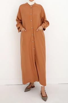 Una modelo de ropa al por mayor lleva 13330 - Abaya - Camel, Abaya turco al por mayor de Allday