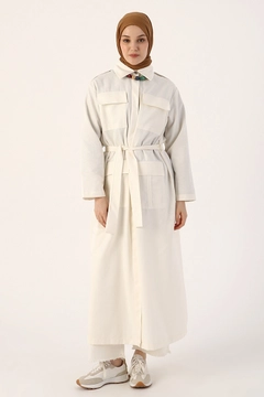 Bir model, Allday toptan giyim markasının 13465 - Abaya - Ecru toptan Ferace ürününü sergiliyor.
