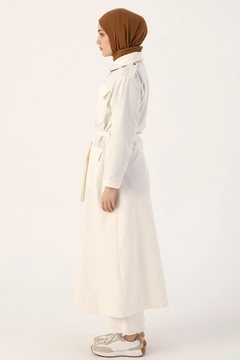 Una modella di abbigliamento all'ingrosso indossa 13465 - Abaya - Ecru, vendita all'ingrosso turca di Abaya di Allday