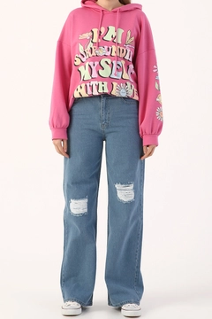 Bir model, Allday toptan giyim markasının 13531 - Jeans - Blue toptan Kot Pantolon ürününü sergiliyor.