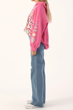 Bir model, Allday toptan giyim markasının 13531 - Jeans - Blue toptan Kot Pantolon ürününü sergiliyor.