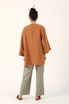 Bir model, Allday toptan giyim markasının 16150 - Kimono - Camel toptan Kimono ürününü sergiliyor.