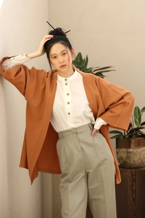A model wears 16150 - Kimono - Camel, wholesale undefined of Allday to display at Lonca