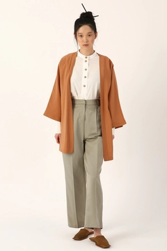 Bir model, Allday toptan giyim markasının 16150 - Kimono - Camel toptan Kimono ürününü sergiliyor.