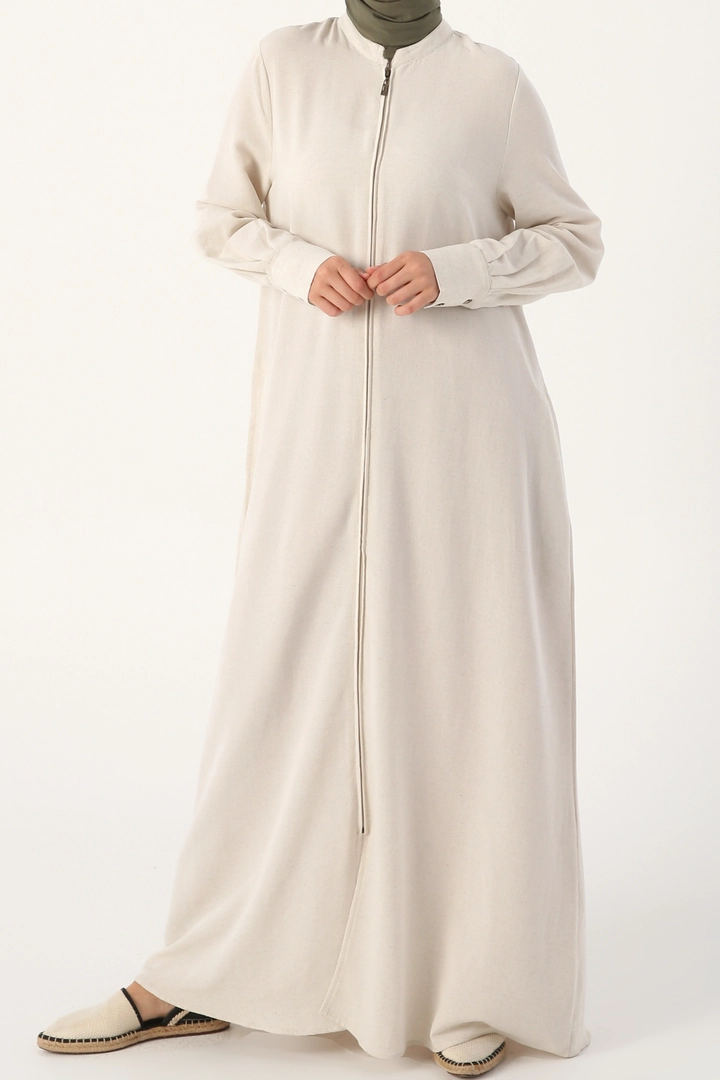 Bir model, Allday toptan giyim markasının 16297 - Abaya - Stone toptan Ferace ürününü sergiliyor.