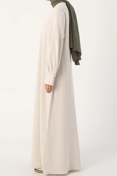 Bir model, Allday toptan giyim markasının 16297 - Abaya - Stone toptan Ferace ürününü sergiliyor.