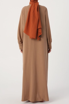 Una modelo de ropa al por mayor lleva 16299 - Abaya - Earth Colour, Abaya turco al por mayor de Allday