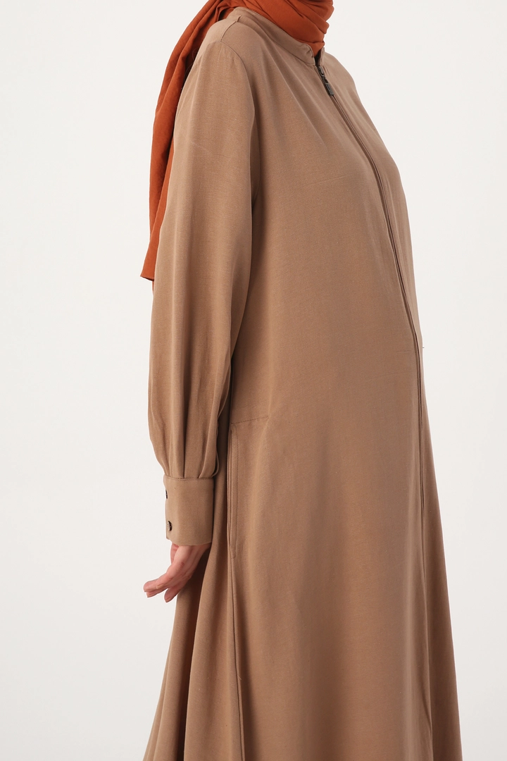 Bir model, Allday toptan giyim markasının 16299 - Abaya - Earth Colour toptan Ferace ürününü sergiliyor.