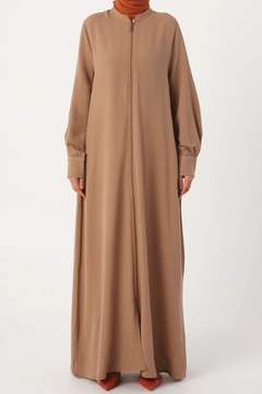 Una modella di abbigliamento all'ingrosso indossa 16299 - Abaya - Earth Colour, vendita all'ingrosso turca di Abaya di Allday