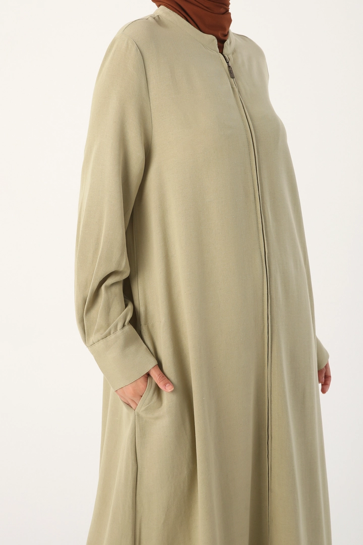 Bir model, Allday toptan giyim markasının 16300 - Abaya - Green toptan Ferace ürününü sergiliyor.
