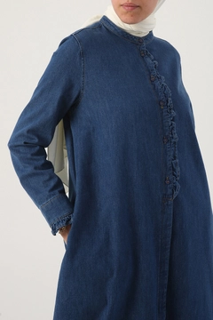 Bir model, Allday toptan giyim markasının 17258 - Abaya - Blue toptan Ferace ürününü sergiliyor.