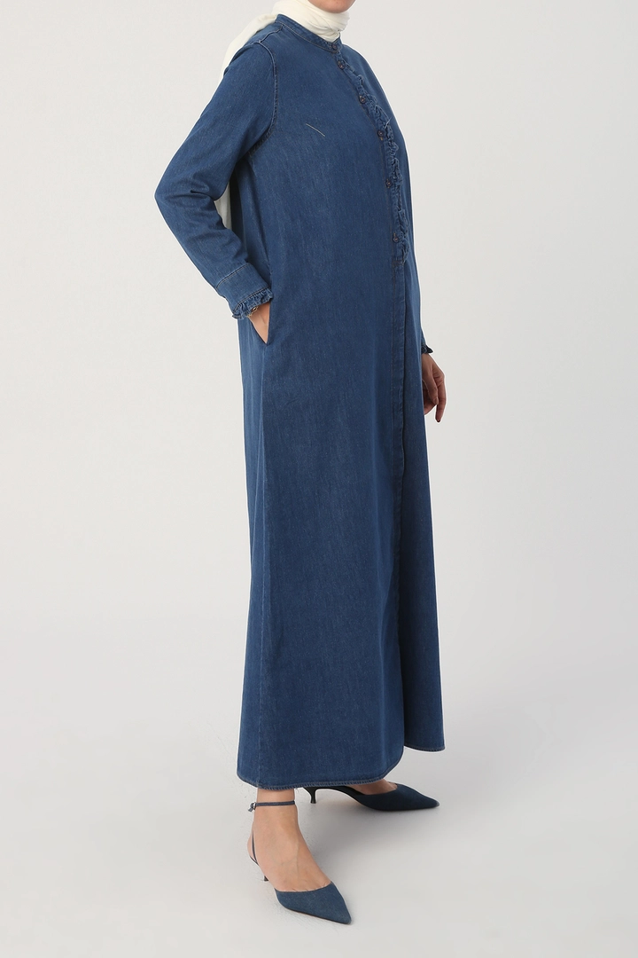 Bir model, Allday toptan giyim markasının 17258 - Abaya - Blue toptan Ferace ürününü sergiliyor.