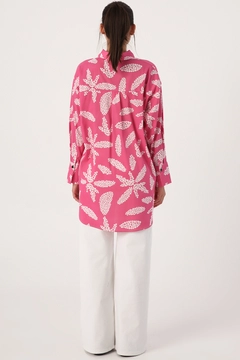 Ένα μοντέλο χονδρικής πώλησης ρούχων φοράει 17267 - Shirt Tunic - Pink And White, τούρκικο τουνίκ χονδρικής πώλησης από Allday