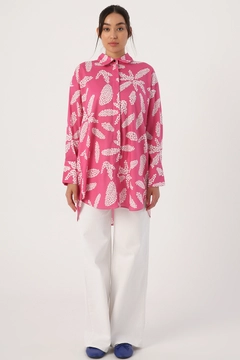 Ένα μοντέλο χονδρικής πώλησης ρούχων φοράει 17267 - Shirt Tunic - Pink And White, τούρκικο τουνίκ χονδρικής πώλησης από Allday