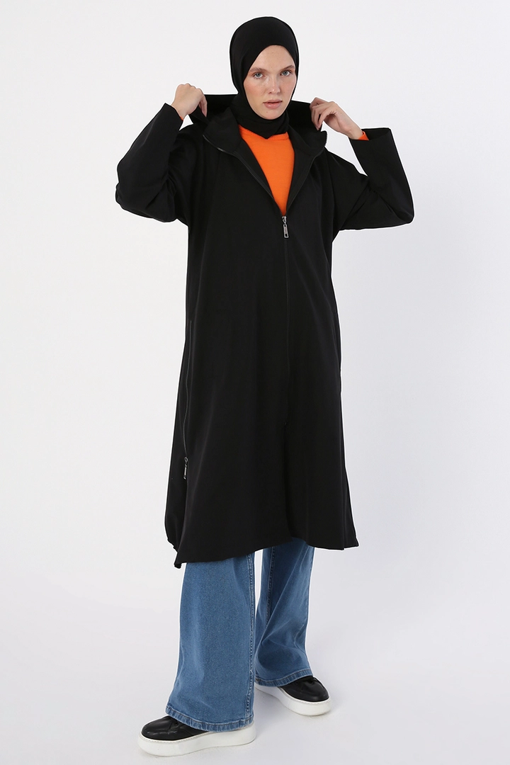 Una modella di abbigliamento all'ingrosso indossa 21945 - Trenchcoat - Black, vendita all'ingrosso turca di Impermeabile di Allday