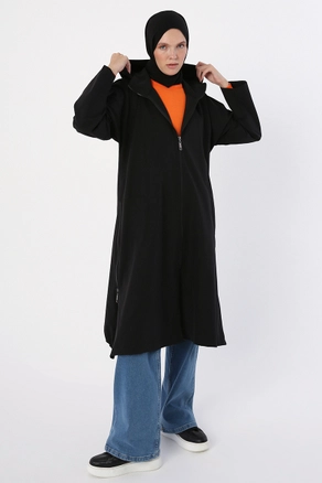 A model wears 21945 - Trenchcoat - Black, wholesale undefined of Allday to display at Lonca