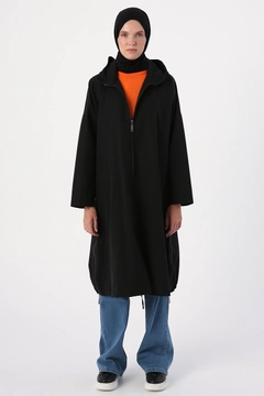 Ένα μοντέλο χονδρικής πώλησης ρούχων φοράει 21945 - Trenchcoat - Black, τούρκικο Καπαρντίνα χονδρικής πώλησης από Allday