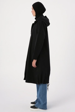 Bir model, Allday toptan giyim markasının 21945 - Trenchcoat - Black toptan Trençkot ürününü sergiliyor.