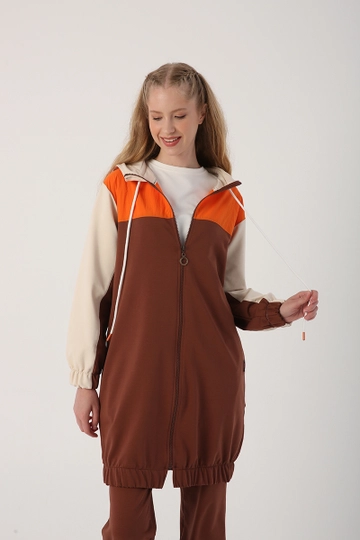 Модель оптовой продажи одежды носит  Спортивный костюм - светло-коричневый
, турецкий оптовый товар Комплект спортивного костюма от Allday.