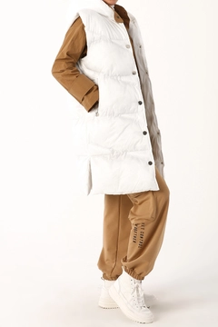 Bir model, Allday toptan giyim markasının 21980 - Vest - Ecru toptan Yelek ürününü sergiliyor.
